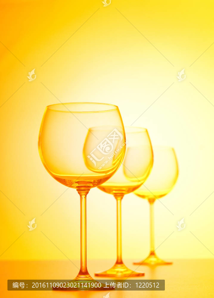 針對(duì)梯度背景的酒杯