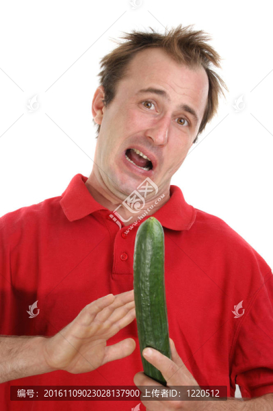 年輕人手里拿著一根黃瓜