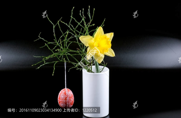 借給莉莉和復(fù)活節(jié)蛋