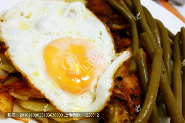 炒蛋；豆莢和炸土豆