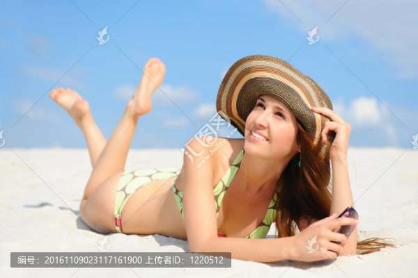 海灘上的美麗的女人