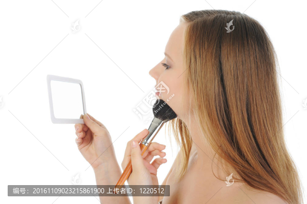 用粉末和刷子的女人
