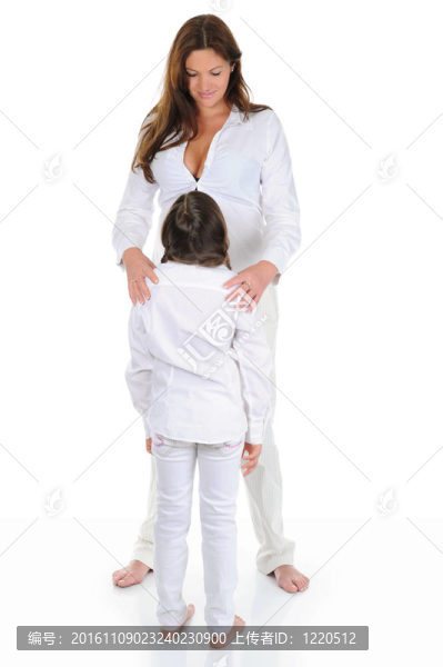 懷孕的女人和她的女兒