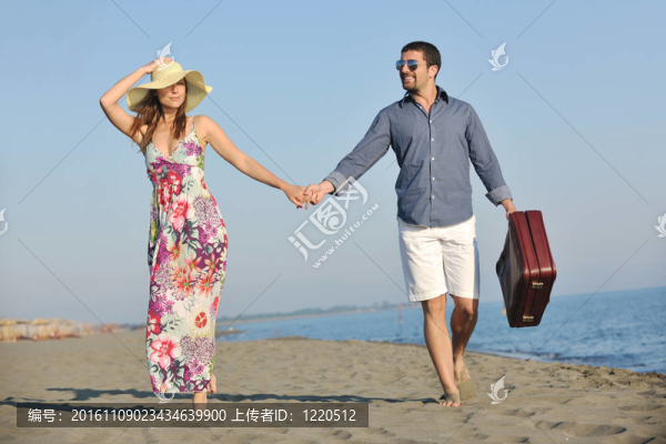帶旅行袋的情侶