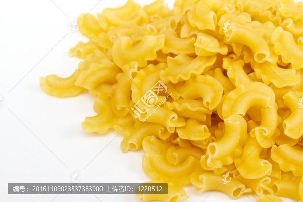 白色背景意大利意大利面食的特寫