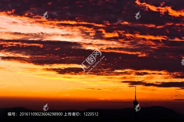 紅色光的烏云