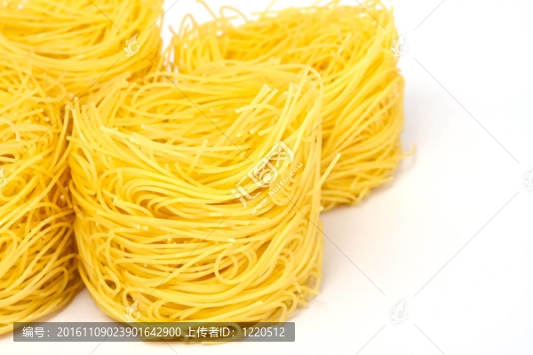 白色背景的干巢面食
