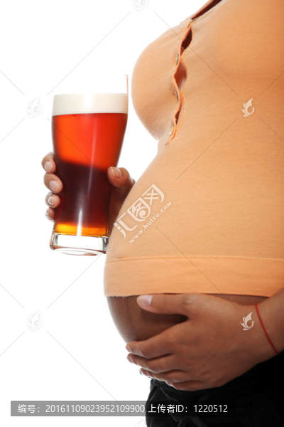 孕婦拿酒杯盛酒