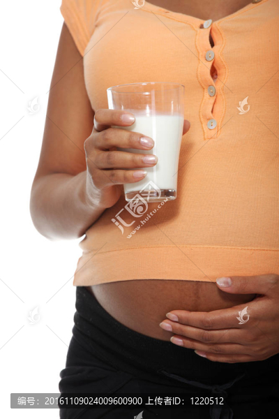 孕婦肚子里有一杯牛奶