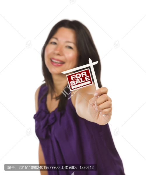 有吸引力的多民族婦女抱著小買賣房地產(chǎn)標(biāo)志在手孤立在白色背景。