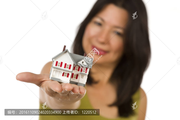有吸引力的多民族婦女抱著的小房子