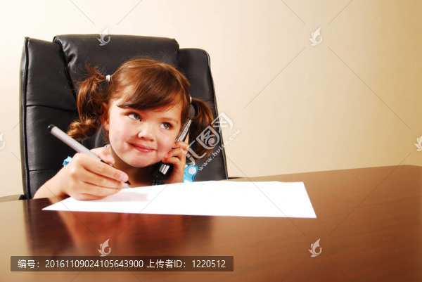 女孩在電話里記筆記