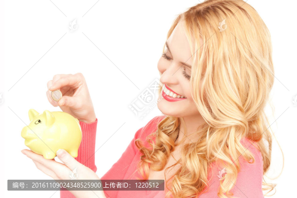 可愛的女人與儲蓄罐和錢