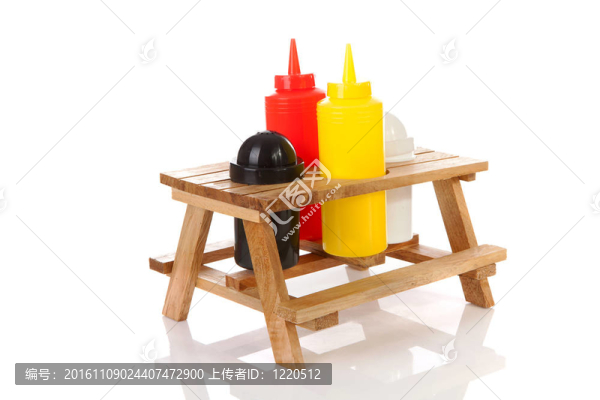 鹽和胡椒的野餐桌