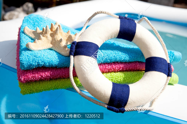 鮮艷的毛巾；由swimpool救生圈和海星