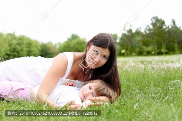 itlle女孩與她母親在戶外