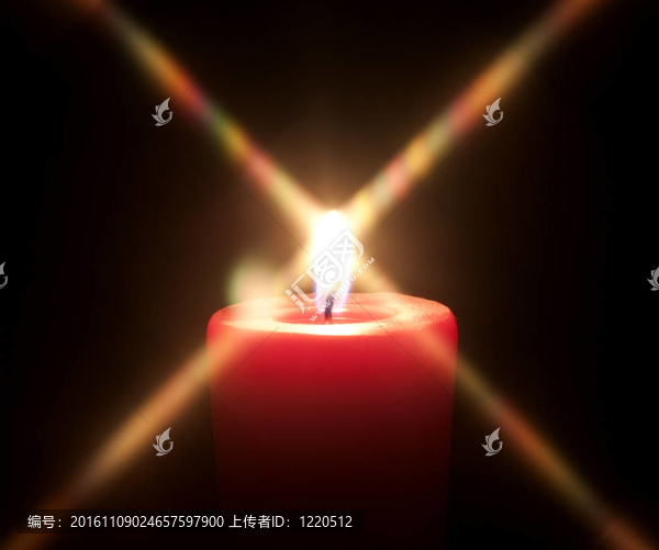 黑色背景的紅蠟燭