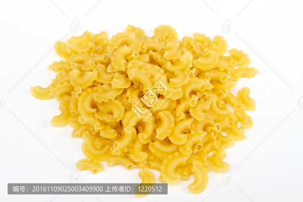 白色背景意大利意大利面食的特寫(xiě)