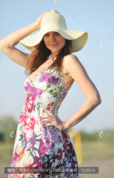 年輕的女人在海灘上放松