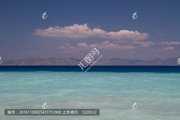 清澈碧綠的水在愛琴海邊