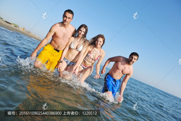快樂的年輕人在海灘上玩得開心