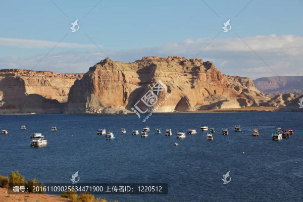 在鮑威爾湖優(yōu)雅的白色游艇船隊(duì)。湖面上的小波浪從晚風(fēng)中