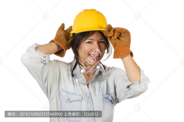 迷人的面帶微笑的西班牙裔婦女戴著一頂硬帽子；戴著白色背景的護(hù)目鏡和皮制手套。