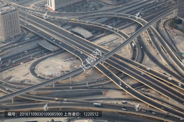 迪拜市某高速公路樞紐鳥瞰圖；阿拉伯聯(lián)合酋長國