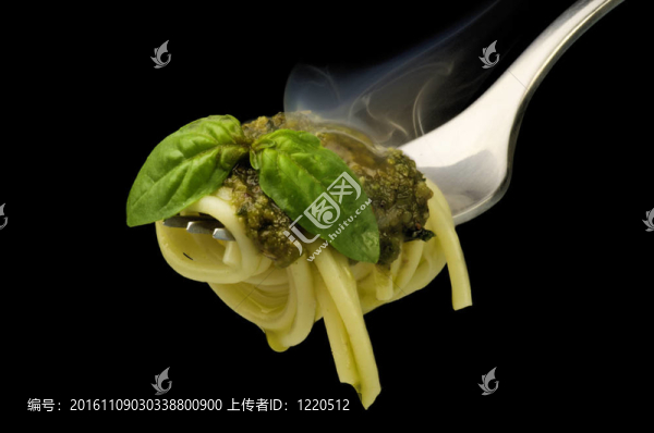 叉子與意大利面條和煙熏醬