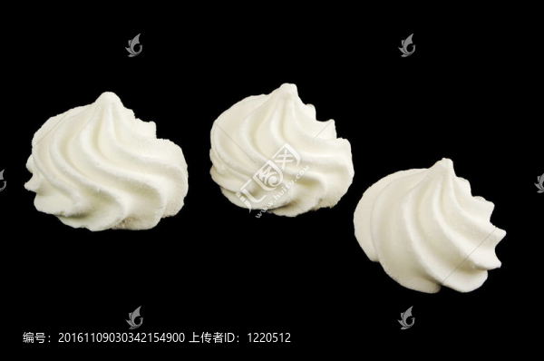 多色冰淇淋蛋糕在黑色的背景