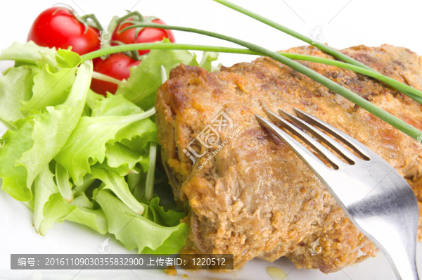 烤牛肉配生菜和西紅柿