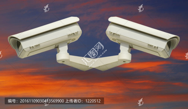 天空背景下的安全攝像機(jī)