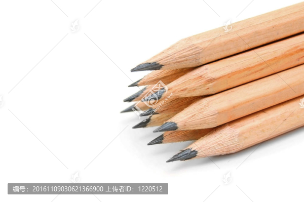 白色背景上的鉛筆。