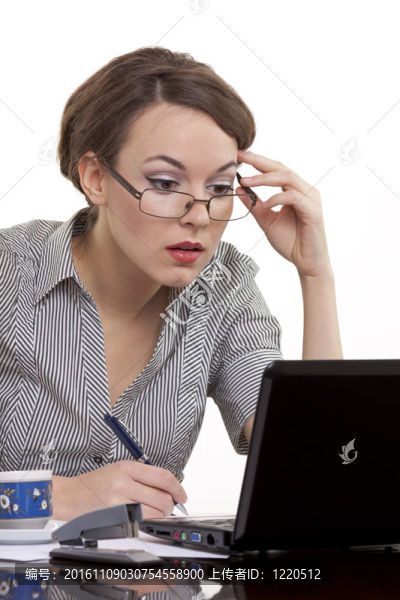 年輕女商人在筆記本上工作