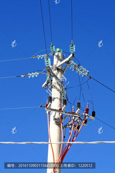 高桅與電纜傳輸電力的家園和工廠