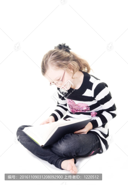 年輕的女孩讀一本書