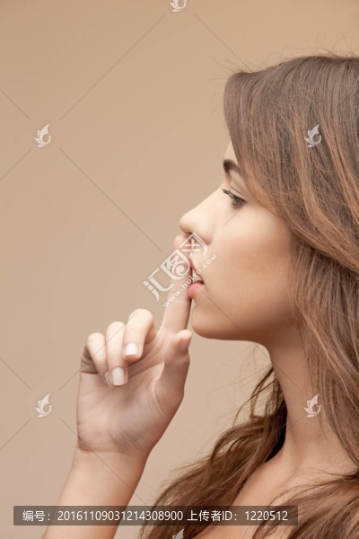 手指在嘴唇