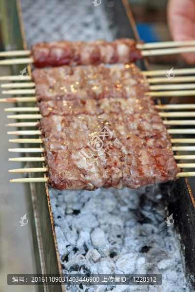 羊肉和牛肉串熟烤叉上的
