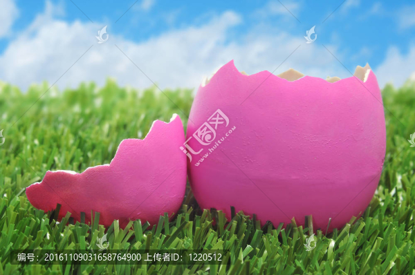 粉紅色的復(fù)活節(jié)蛋在草地上
