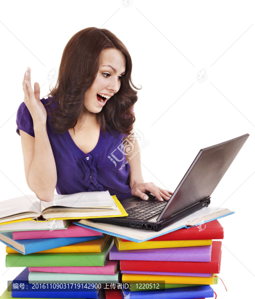 帶疊色書和筆記本電腦的女孩。