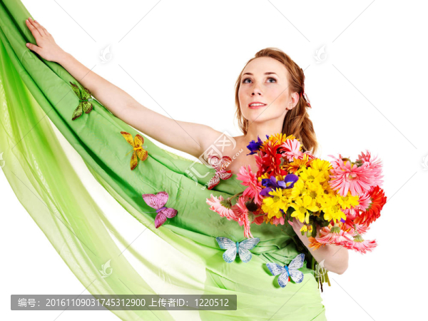 年輕女子拿著花。