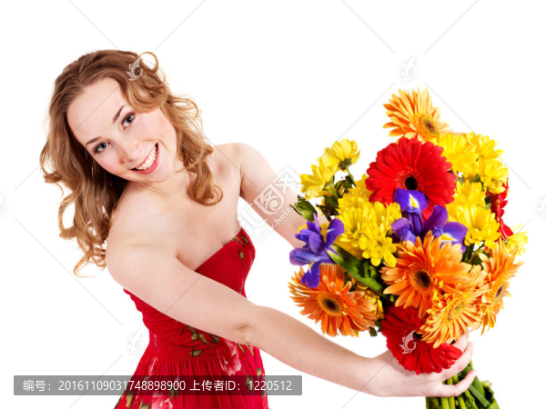 快樂的年輕女子捧著花。