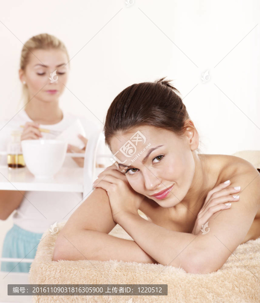 美容按摩床上的年輕女子。