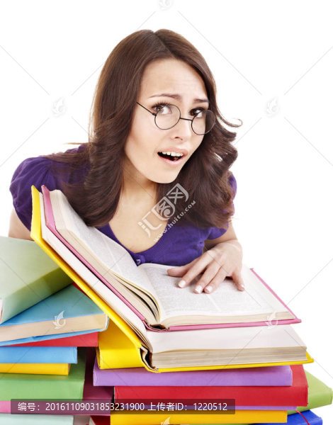 帶疊色書的女孩。