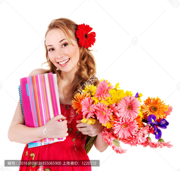 年輕的女人拿著鮮花和書。