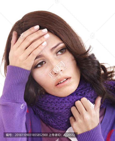 帶著冷手帕的年輕女子。