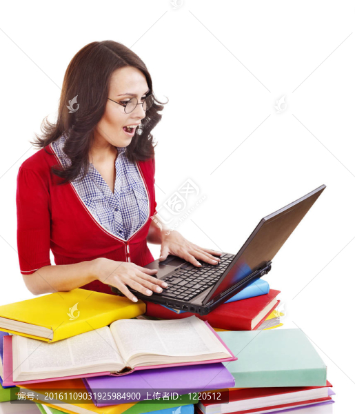 帶疊色書(shū)和筆記本電腦的女孩。