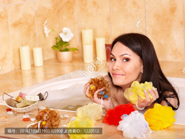 女人洗泡泡浴。