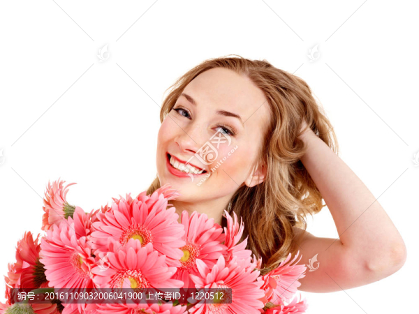 快樂的年輕女子捧著花。