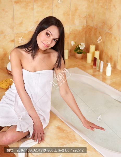 女人洗泡泡浴。